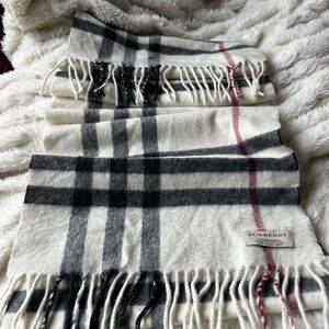 Burberry Classic Check 100%Cashmere Scarf Authentic in excellent condition!